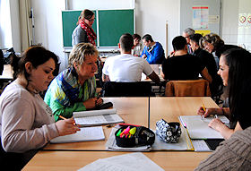 Frau Löhrmann im Unterricht der Abendrealschule Bonn